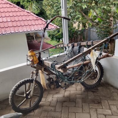 SEPEDA MOTOR DENGAN KERANJANG